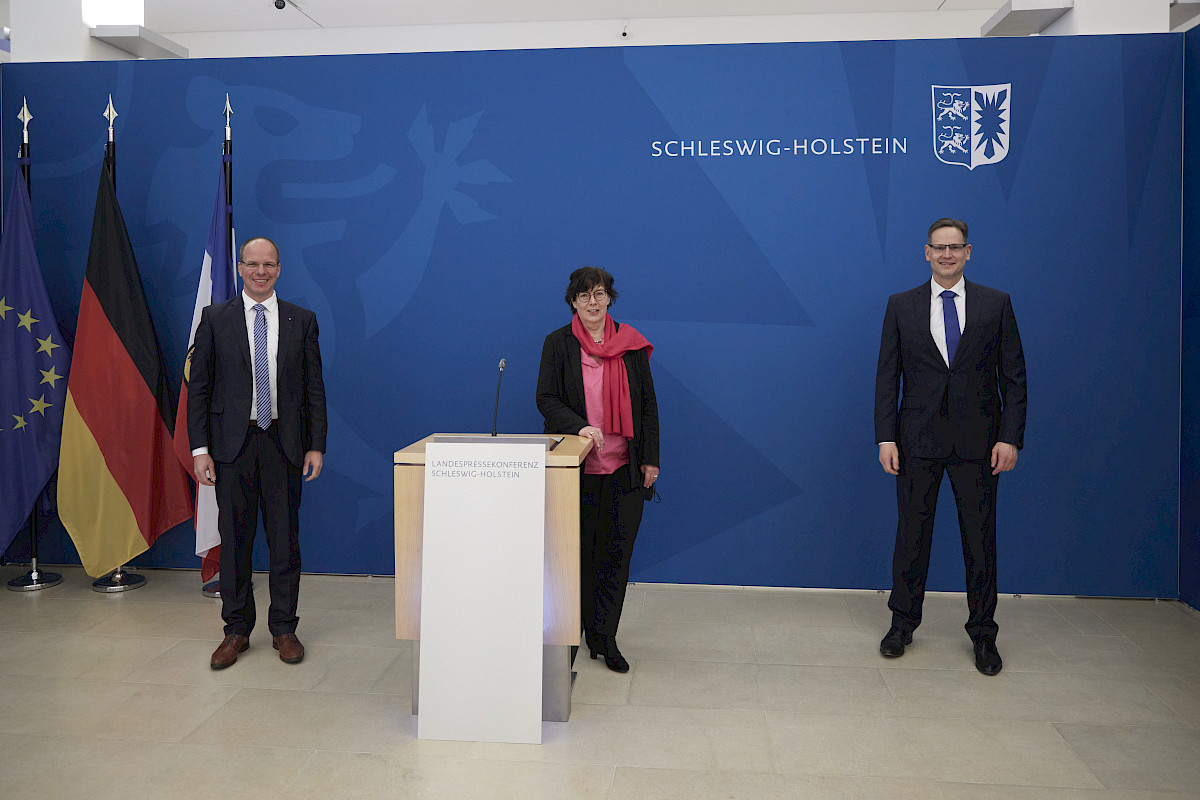 Stefan Lohmeier, Vorstand der Volksbank Raiffeisenbank eG mit Sitz in Itzehoe, Innenministerin Dr. Sabine Sütterlin-Waack und Ingmar Rega Vorstandsvorsitzender Genossenschaftsverband – Verband der Regionen e.V.