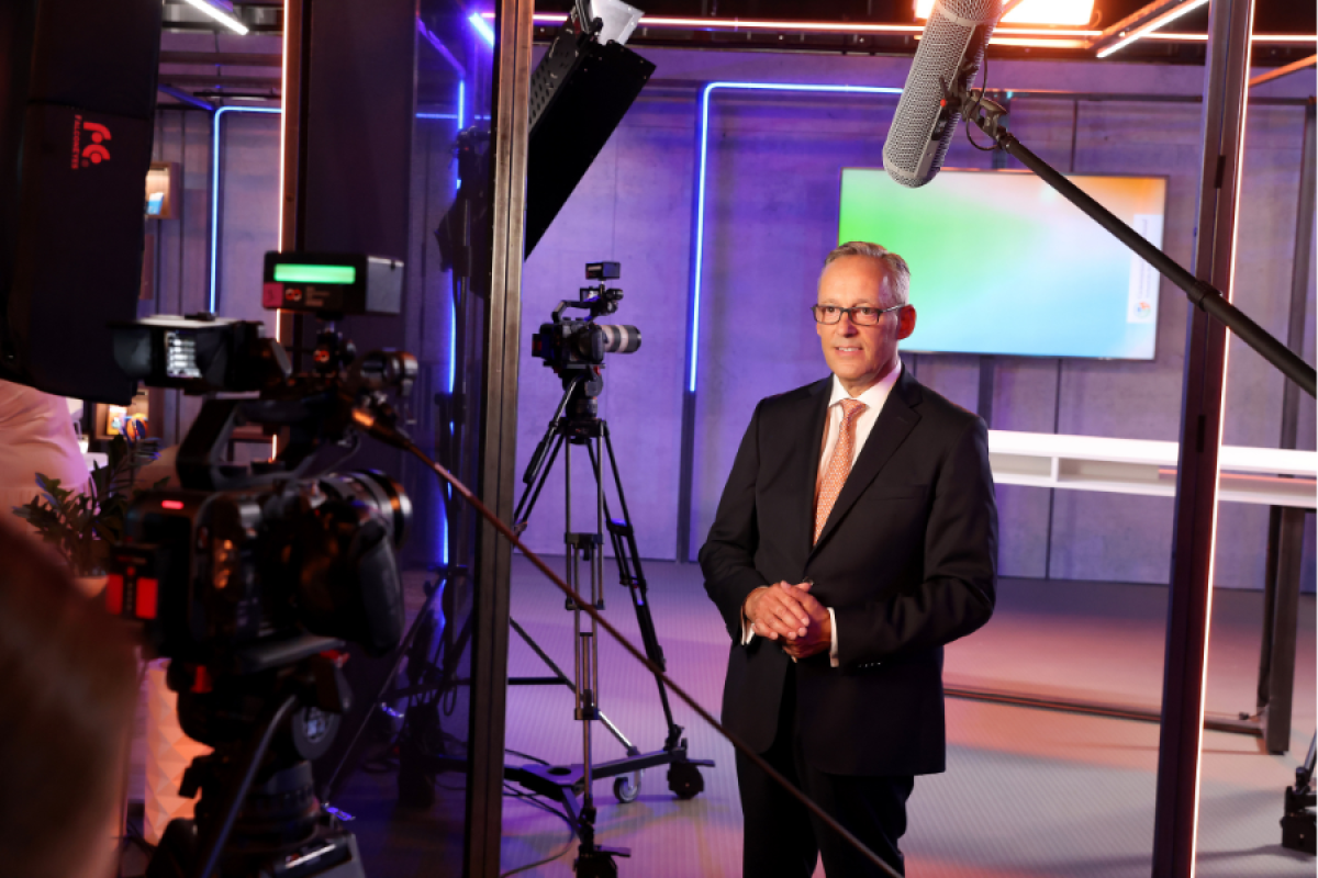 Verbandsratsvorsitzender Dr. Hanker (Volksbank Mittelhessen) moderierte den diesjährigen digitalen Verbandstag aus einem hochmodernen Aufnahmestudio in Köln. (Foto: Marco Stepniak)