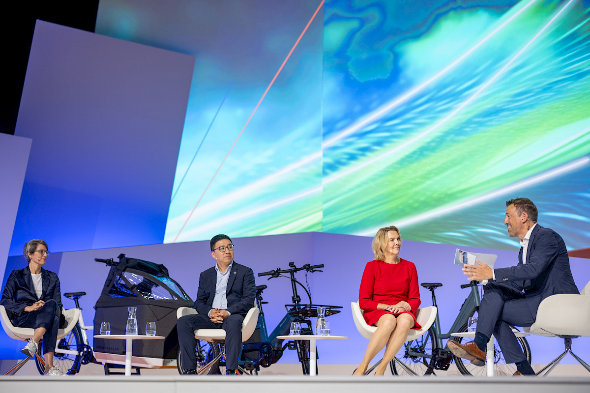 Über Transformation und nachhaltige Mobilität sprachen (v.l.n.re.) Dr. Sandra Wolf, geschäftsführende Gesellschafterin Riese & Müller, Hui Zhang, Vice President NIO Group, Anne Rethmann, Geschäftsführerin Finanzen Die Autobahn GmbH des Bundes mit Moderator Marcus Niehave.