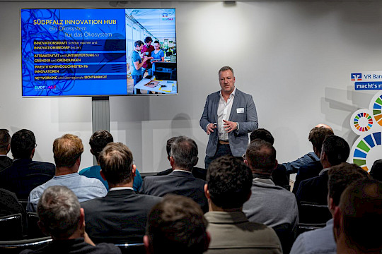 Vorstandsmitglied und Unternehmer Christian Schwab stellt Unternehmerinnen und Unternehmern der Region die Genossenschaft Südpfalz Innovation Hub vor.