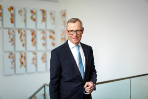 Im Börsen-Zeitungs-Interview spricht Christoph Ochs über den Abschluss der aktuellen Untersuchung, den neuen Vorstandsvorsitzenden und die strategische Ausrichtung der Verbandsfamilie.
