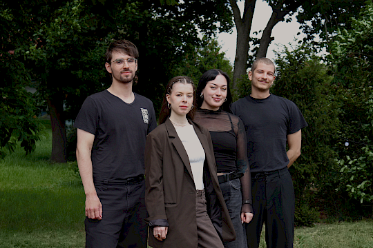 Das Gründungsteam der Ostend Games (v.l.n.r.): Kacper Przybylski, Marla Hollý, Arabella Heuer, Hagen Frick (Fotocredit: Ostend-Games eG)
