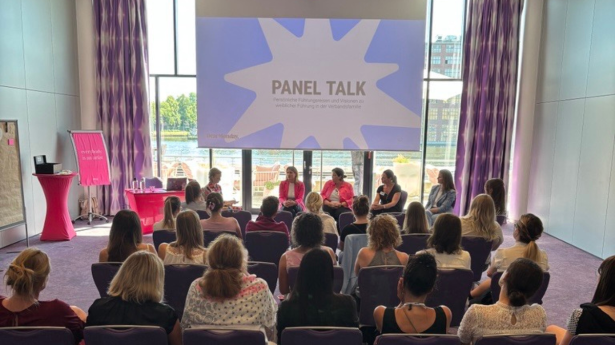 panel_talk.png