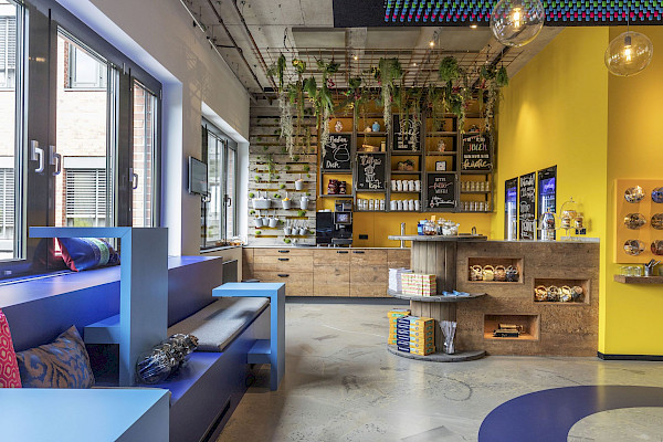 Und so können moderne Arbeitswelten am Beispiel eines Work Cafés und von kleinen und großen Besprechungsräumen aussehen.