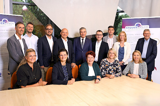 Zwölf Steuerberater*innen haben 2024 die Genossenschaft Steuerbande eG gegründet. Rechts im Bild: Vorstandsvorsitzender und Rechtsanwalt Jörg Hähnlein (Foto Credit: Steuerbande eG)