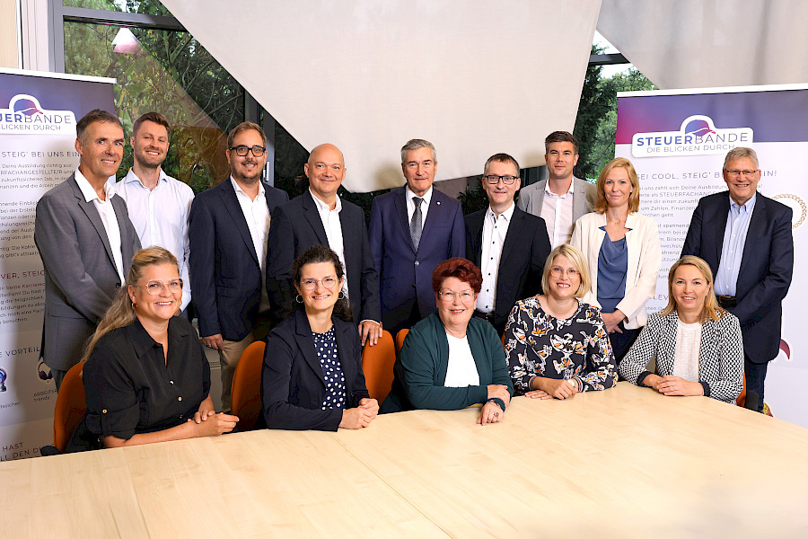 Zwölf Steuerberater*innen haben 2024 die Genossenschaft Steuerbande eG gegründet. Rechts im Bild: Vorstandsvorsitzender und Rechtsanwalt Jörg Hähnlein (Foto Credit: Steuerbande eG)