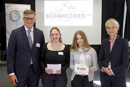 NRW-Schulministerin Dorothee Feller zeichnet acht Schülergenossenschaften aus