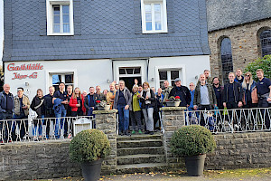 Genossenschaftliches Engagement ganz praktisch und tatkräftig: das  ehrenamtliche Thekenteam der  Gaststätte Jäger eG, darunter viele Mitglieder