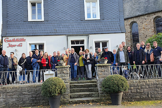 Genossenschaftliches Engagement ganz praktisch und tatkräftig: das  ehrenamtliche Thekenteam der  Gaststätte Jäger eG, darunter viele Mitglieder