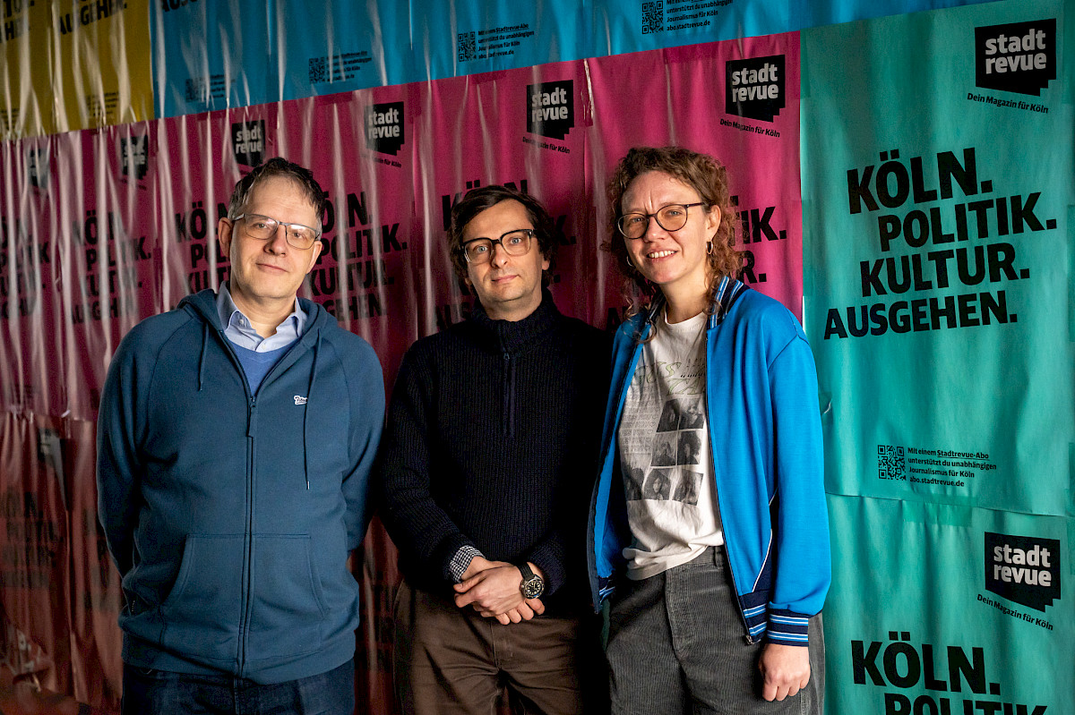 Redakteur Felix Klopotek, Grafiker Daniel Postrak sowie Redakteurin Philippa Schindler sind Gründungs- wie auch Vorstandsmitglieder der Verlagsgenossenschaft Stadtrevue.