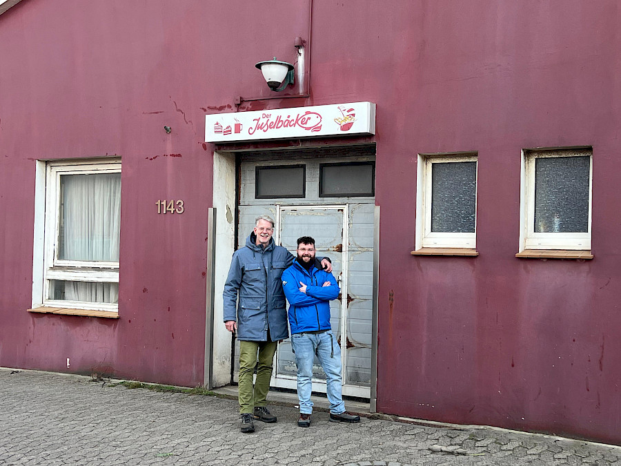 Mario Peterscheck (rechts) und Adrian Wolf vor der Produktionshalle ihres Backbetriebes (Foto Credit: Inselgenossenschaft Helgoland eG)