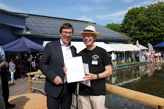 Dr. Andreas Eisen (links) mit Reinhard Gräpel, Vorstand der NaturErlebnisbad Luthe eG (Foto Credit: André Tautenhahn und Claudia Bohn)