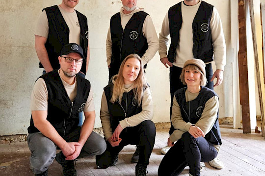 Das Gründungsteam der Genossenschaft (von links nach rechts). Oben: Die heutigen Vorstandsmitglieder Toni Heinrich, Thomas Bergner, Bastian Militzer, unten: die heutigen Aufsichtsräte Thomas Brückner, Julia Bergner (nicht im Bild: Sindy Fischer) sowie Belinda Ritschel-Militzer; (Fotorechte: Horlebeck Brauerei Zeulenroda eG)