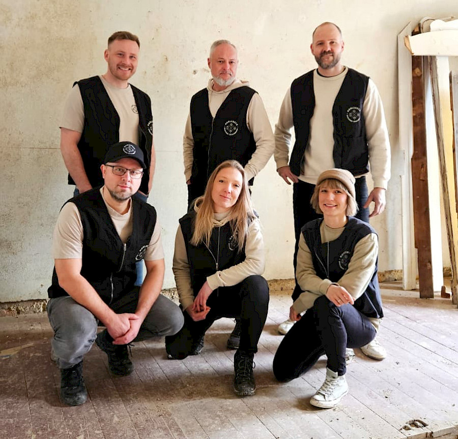 Das Gründungsteam der Genossenschaft (von links nach rechts). Oben: Die heutigen Vorstandsmitglieder Toni Heinrich, Thomas Bergner, Bastian Militzer, unten: die heutigen Aufsichtsräte Thomas Brückner, Julia Bergner (nicht im Bild: Sindy Fischer) sowie Belinda Ritschel-Militzer; (Fotorechte: Horlebeck Brauerei Zeulenroda eG)