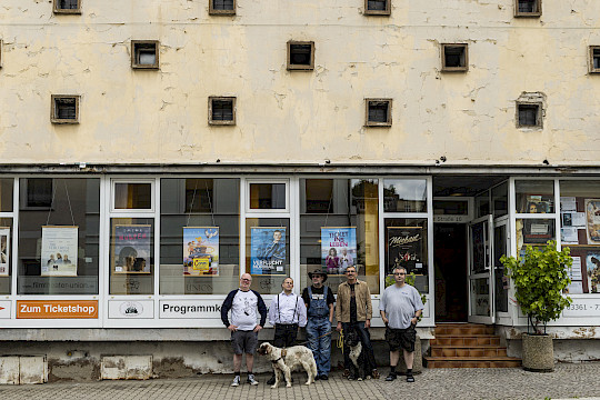 Die Mitglieder der Genossenschaft Filmtheater Union in Fürstenwalde arbeiten für ihr Filmtheater Hand in Hand, unter anderem (von links nach rechts)   Aufsichtsrat Sebastian Bernhardt,  Vorstand Thomas Apitz, Mitglied Andreas Melzer, stellvertretender Aufsichtsratsvorsitzender Arne Ihm sowie Mitglied Christian Jäger. (Fotorechte: Sebastian Jäger/ Filmtheater Union eG)