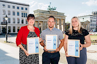 vl.: Alice Nack 2. Platz, Andy Mirbach (stellv. für Christoph Weber 3. Platz) und Nancy Büttner 1. Platz, ©CHLietzmann